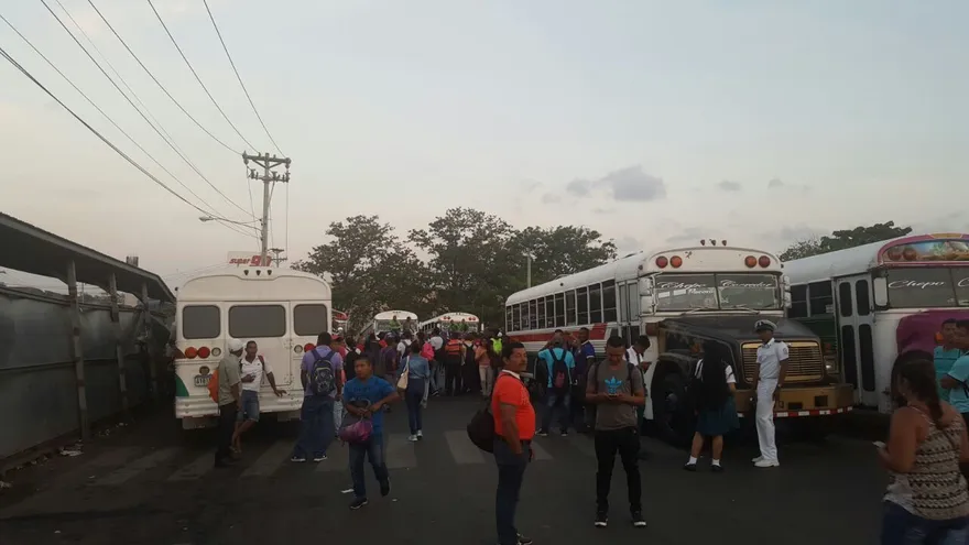 Autobuses de la cooperativa, fuera de operaciones.