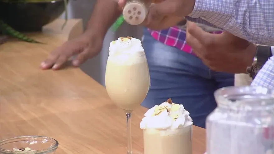 Alexis nos prepara un delicioso ron ponche de almendras