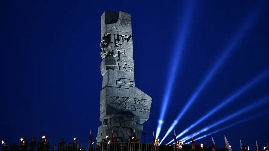 Fotografía de archivo de la celebración del 79º aniversario del inicio de la Segunda Guerra Mundial junto al Monumento de los defensores de Werterplatte, en Gdansk (Polonia