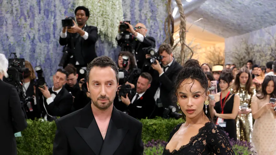 Anthony Vaccarello y Zoë Kravitz asisten a la Met Gala 2026, que celebra “Arte del Vestuario”, en el Museo Metropolitano de Arte, el 4 de mayo de 2026 en Nueva York.