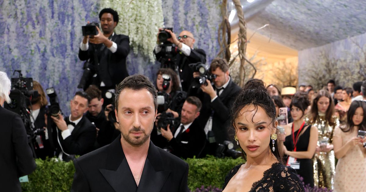 Zoë Kravitz deslumbra en la Met Gala 2026 y aviva curiosidad sobre su compromiso con Harry Styles