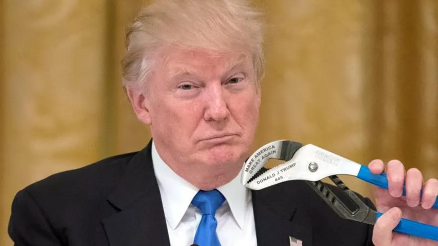 Trump hace parada no anunciada en una estación de bomberos del sur de Florida