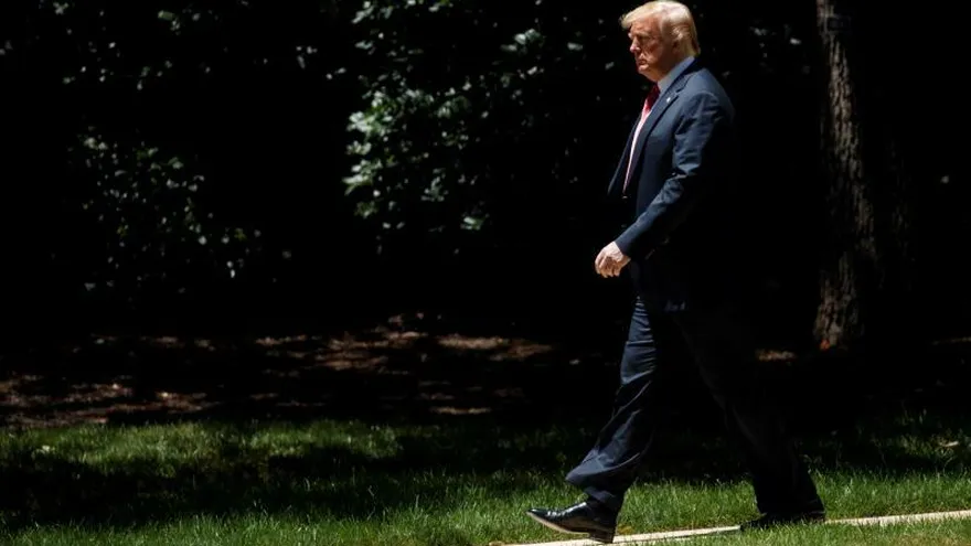 El presidente de Estados Unidos, Donald Trump, se dirige hacia los medios antes de marchar a un acto del Partido Republicano sobre energías renovables en Iowa, este martes en Washington (Estados Unidos).