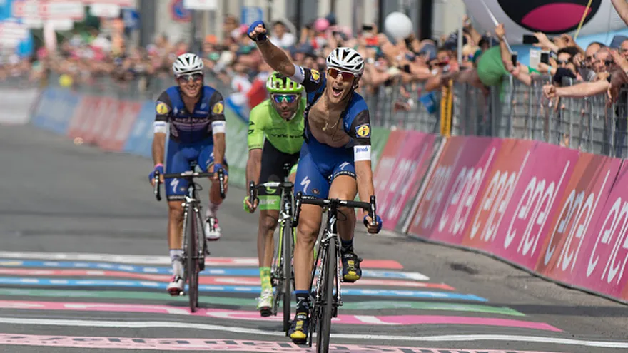 Matteo Trentin llega a la línea de meta en la etapa 18