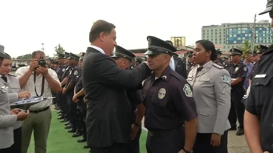 Aumentan salario a policías