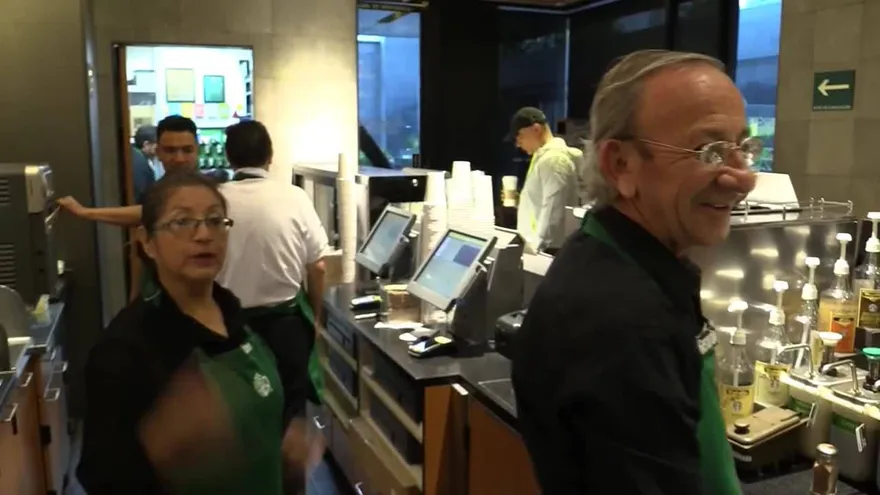 Adultos mayores mexicanos regresan al mundo laboral de la mano de Starbucks