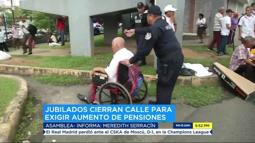 Jubilados protagonizan cierre de calle para exigir aumento