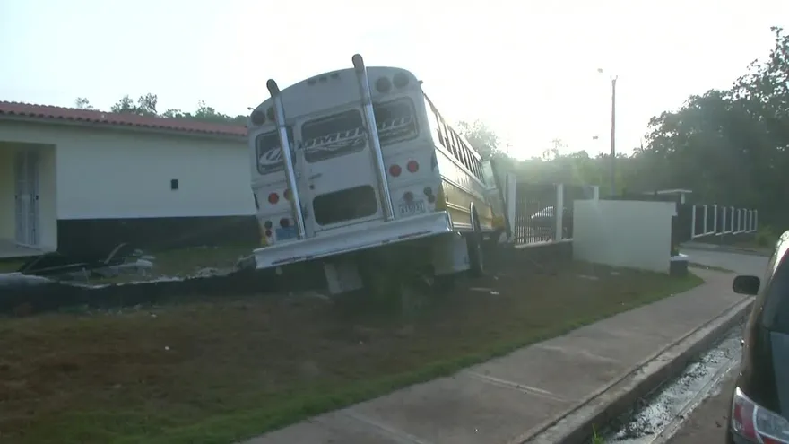 Autobús impacta contra muro perimetral y afecta una vivienda
