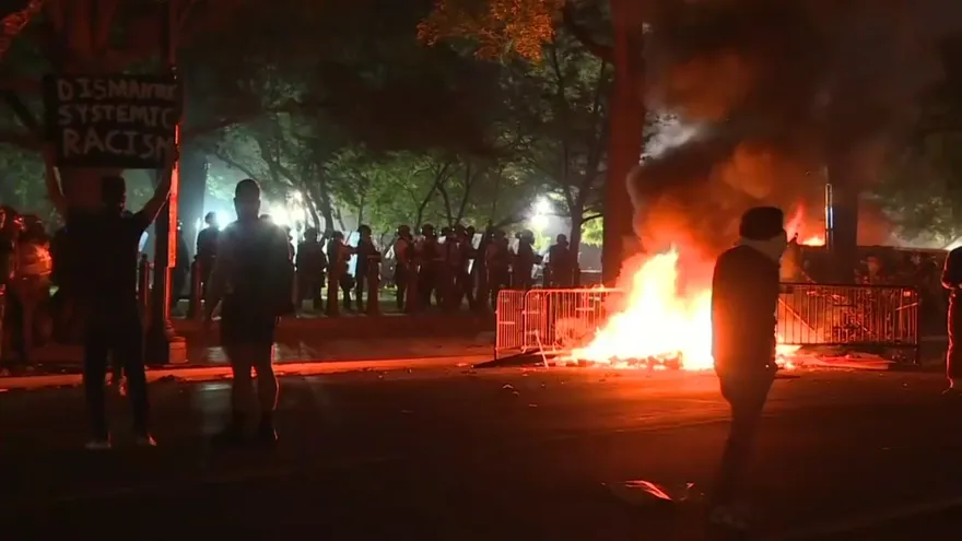 Disturbios y choques con la policía en otra jornada de protestas contra el racismo en EEUU