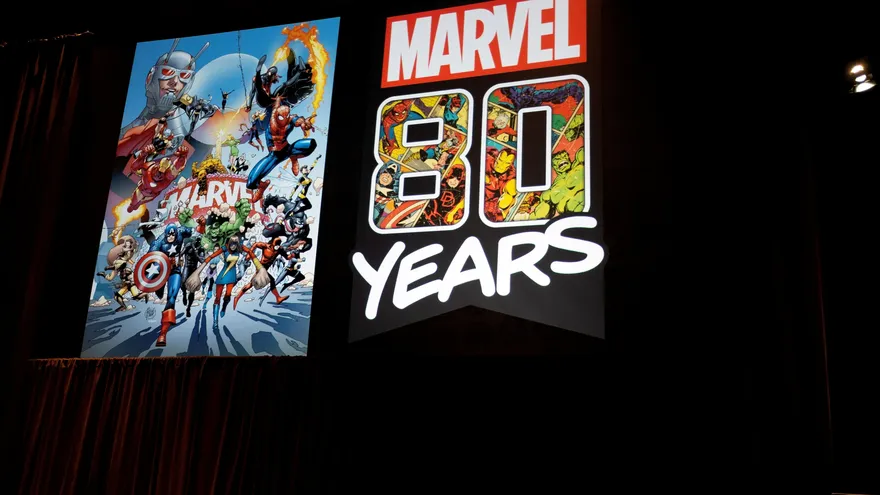 Registro de una obra de arte con motivo del 80 aniversario de Marvel Comics, durante la macroconvención D23 de Disney, en el Convention Center de Anaheim.