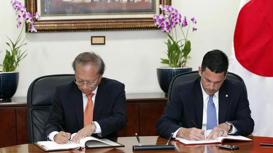 El convenio con Japón fue suscrito el pasado 25 de agosto por el embajador japonés en Panamá, Hiroaki Isobe (i), y el vicecanciller panameño, Luis Miguel Hincapié (d), quien entregó el martes el proyecto de ley que lo establece a la Asamblea Nacional (AN-Parlamento).