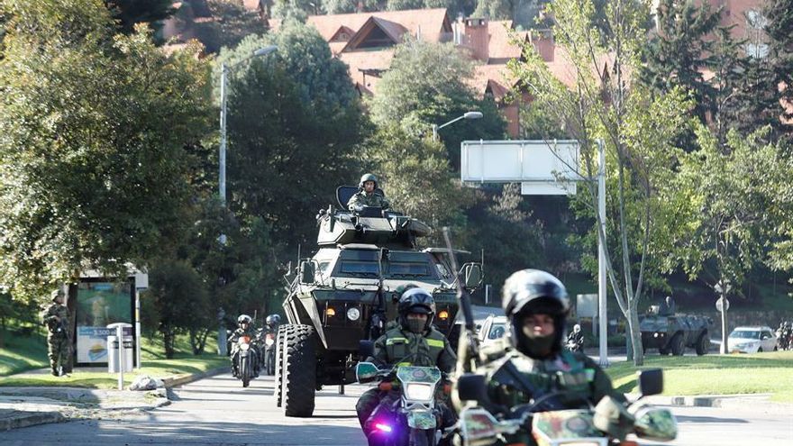 Miembros del ejército de Colombia patrullan este sábado, las calles de Bogotá (Colombia).