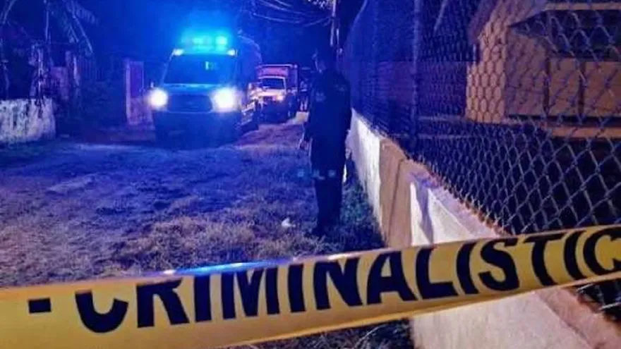 Policía Nacional es la escena donde se ubicó un auto incendiado con un cuerpo calcinado.