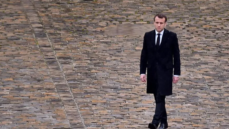 El presidente francés, Emmanuel Macron, durante el homenaje nacional celebrado en Los Inválidos en honor de Arnaud Beltrame, el gendarme asesinado tras haberse intercambiado por una rehén retenida el viernes por un presunto miembro del Estado Islámico en un supermercado de Trèbes, en París, Francia.