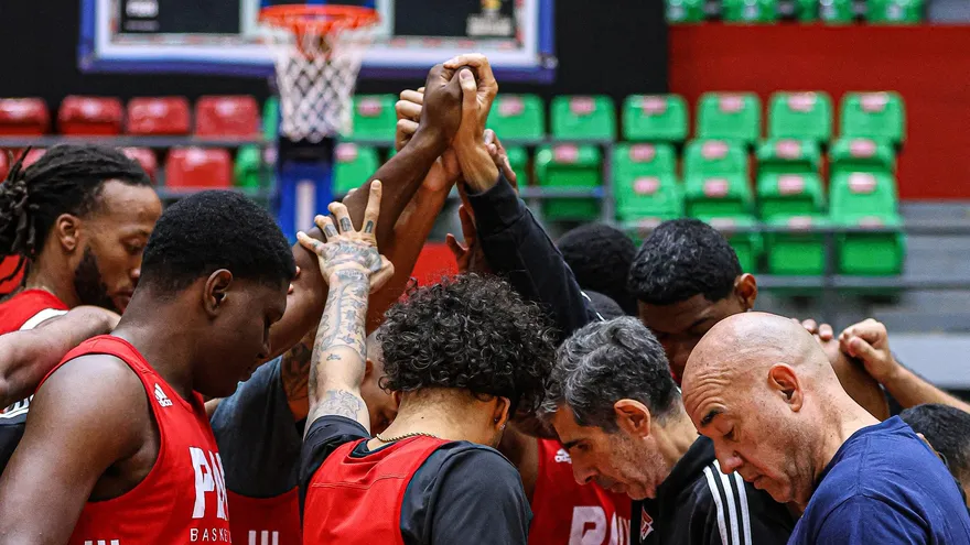 Integrantes del equipo de baloncesto de Panamá reunidos en un entrenamiento en la Arena Roberto Durán