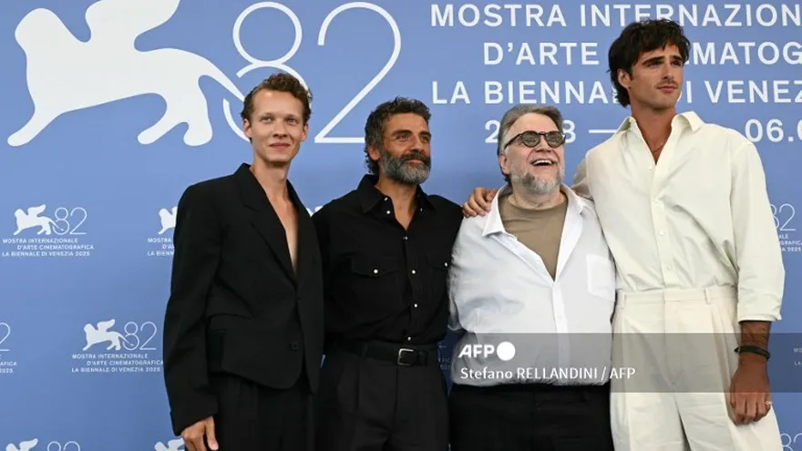 De izquierda a derecha: el actor australiano Felix Kammerer, el actor norteamericano Oscar Isaac, el director and productor mexicano Guillermo Del Toro y el actor norteamericano Jacob Elordi