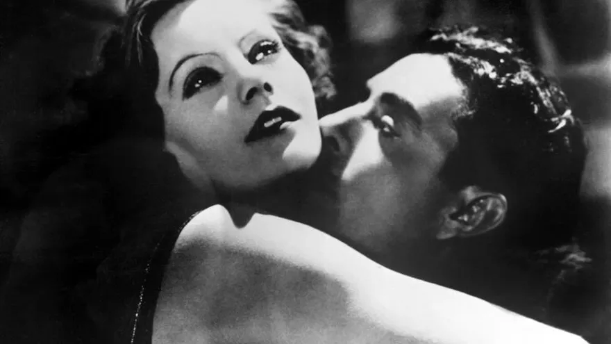 Los actores Greta Garbo y John Gilbert en la película "El demonio y la carne", del director Clarence Brown.