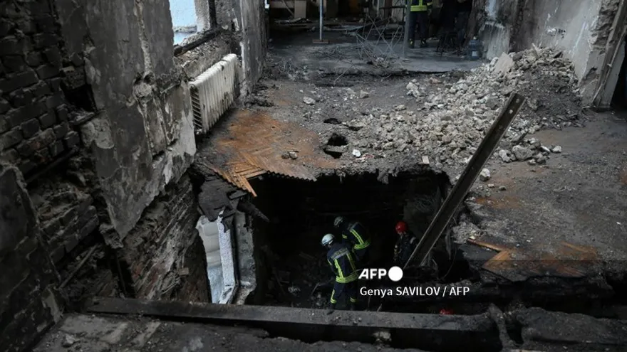 Al menos 21 personas que habían ido a cobrar su pensión murieron este martes en un ataque ruso contra un pueblo del este de Ucrania.