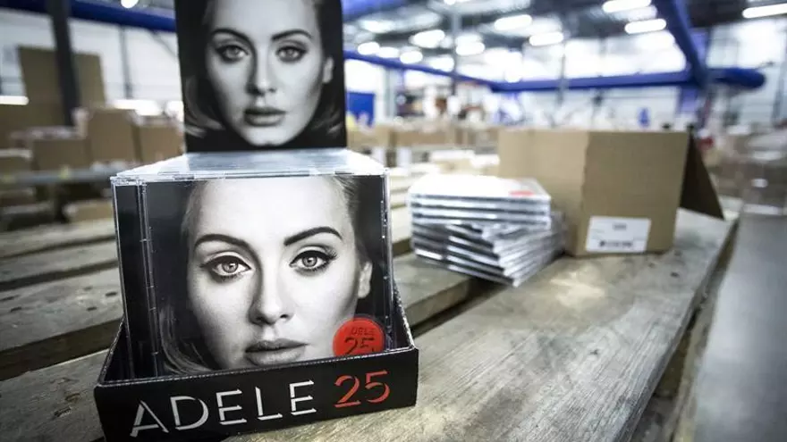 Vista de varios ejemplares del disco de la cantante británica Adele, "25".