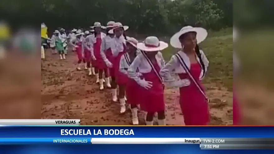 La escuela que le rinde honor a la patria en medio de las dificultades