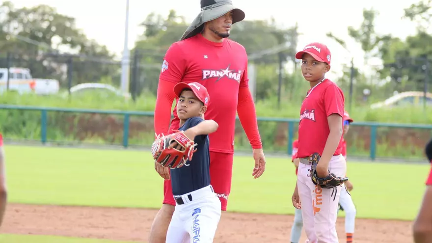 Peloteros del equipo u12 de Panamá durante sus  entrenamientos en la Academia Mariano Rivera