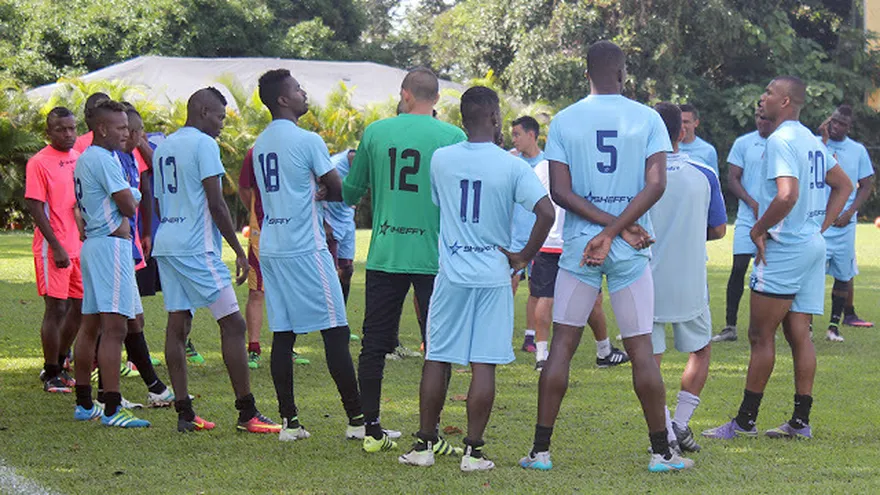 Así felicitaron los compañeros de club al cumpleañero Abdiel Arroyo