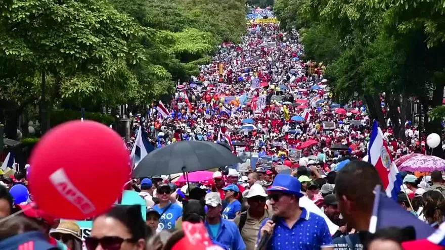 Bloqueos en Costa Rica por manifestación de sindicatos en huelga