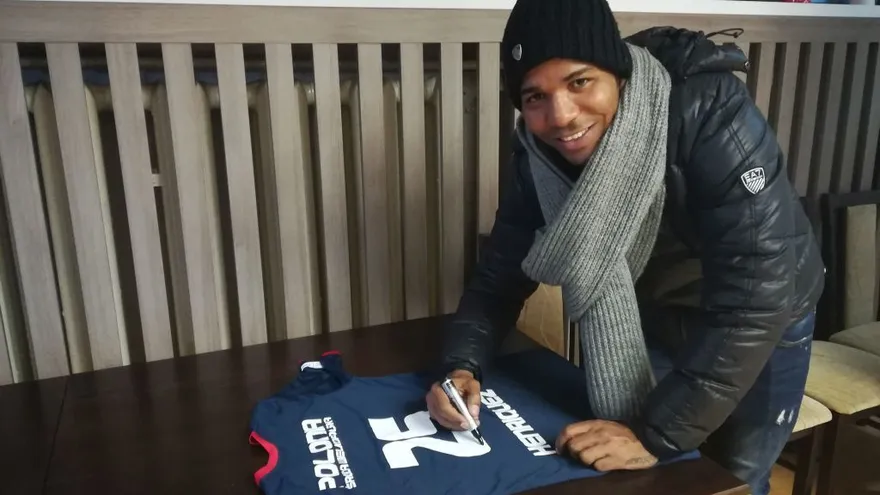 Las camisetas de Luis Henríquez ya están a la venta en Polonia