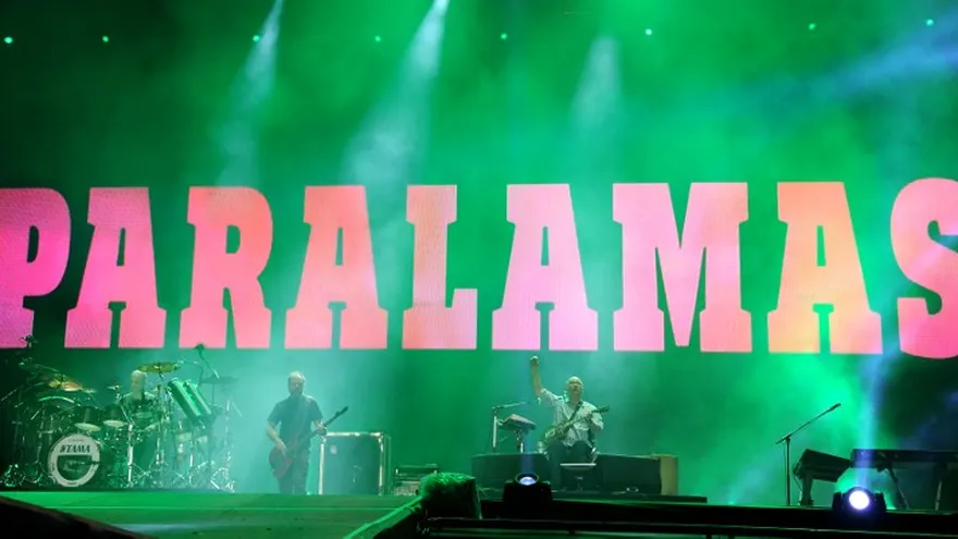 Los aficionados siguen a la banda brasileña Paralamas do Sucesso, al cantante Seal, como a Elton John,  durante el tercer día del festival de música 'Rock in Río' en el Parque de la ciudad de Rio de Janeiro, Brasil, el 20 de septiembre de 2015.