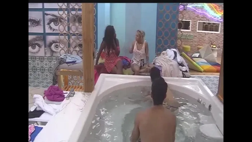 Hablan de Alejandro en el Jacuzzi
