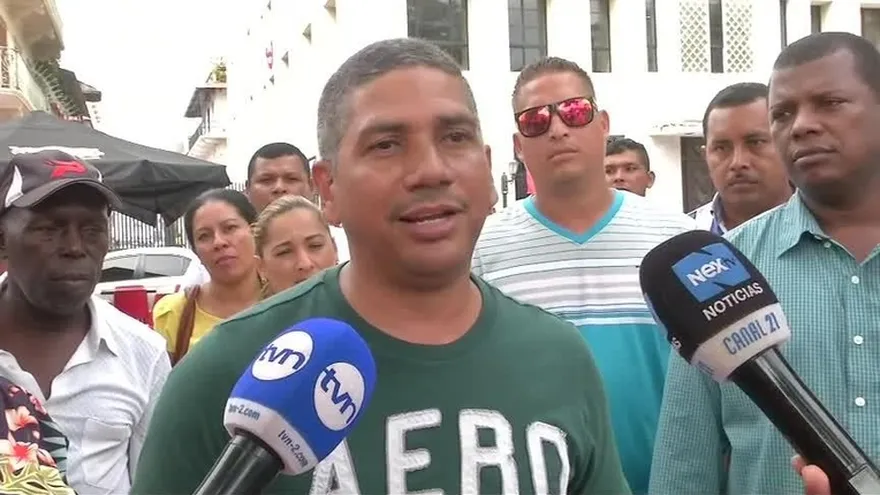 Suplentes de representantes protestan en predios de la Presidencia de la República