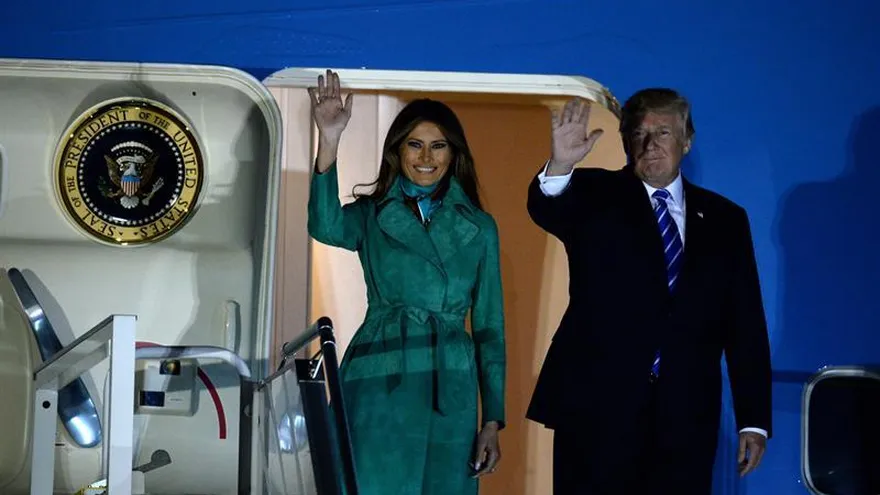 El presidente de EE.UU. Donald J. Trump (d) y la primera dama Melania Trump (i) saludan a su llegada hoy, miércoles 5 de julio de 2017, al aeropuerto de Okecie en Varsovia (Polonia) .