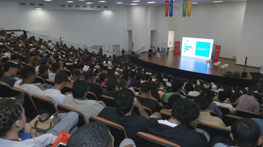 Más de 700 estudiantes en el auditorio del ITSE recibieron la capacitación sobre salud mental.
