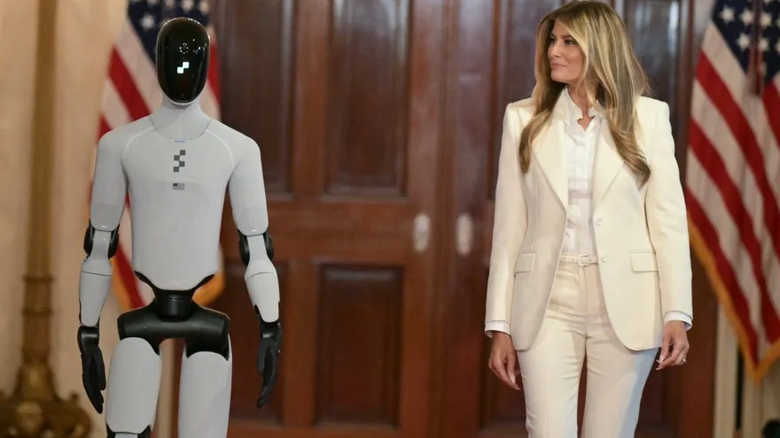 Melania Trump lleva un androide a evento en la Casa Blanca