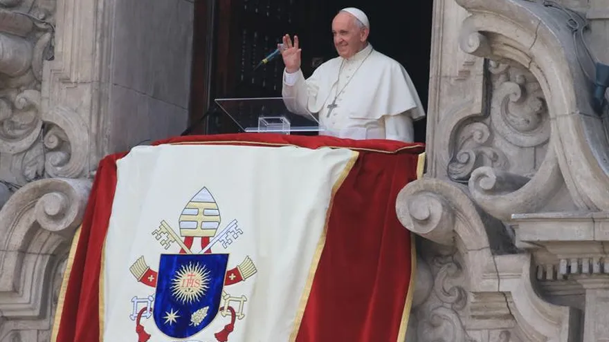 "La política está, enferma, muy enferma en América Latina", dijo este domingo en Lima el papa Francisco a los obispos de Perú, al deplorar los estragos de la corrupción y observar que cuando los presidentes peruanos dejan su cargo "los meten presos".