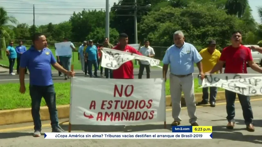 Taxistas de Chitré se encadenan como protesta