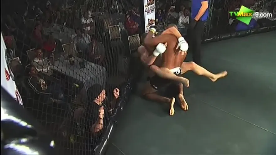 Bryan Nelson derrotó con llave de sumisión a Elton Brown