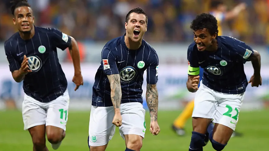 Vieirinha (c) fue el autor del único gol del Wolfsburgo en el partido de vuelta