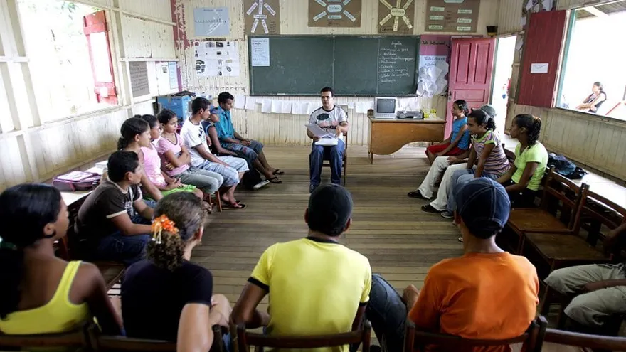 El maestro brasileño Adao da Costa (C) imparte una clase de "aprendizaje a distancia" en una escuela pública de Xapuri, en el estado brasileño de Acre.