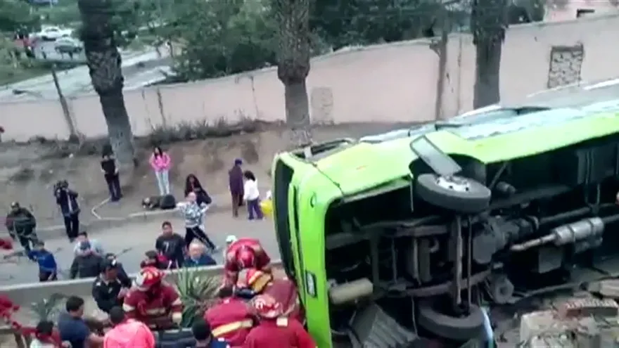 Al menos ocho muertos al despistarse bus en Perú