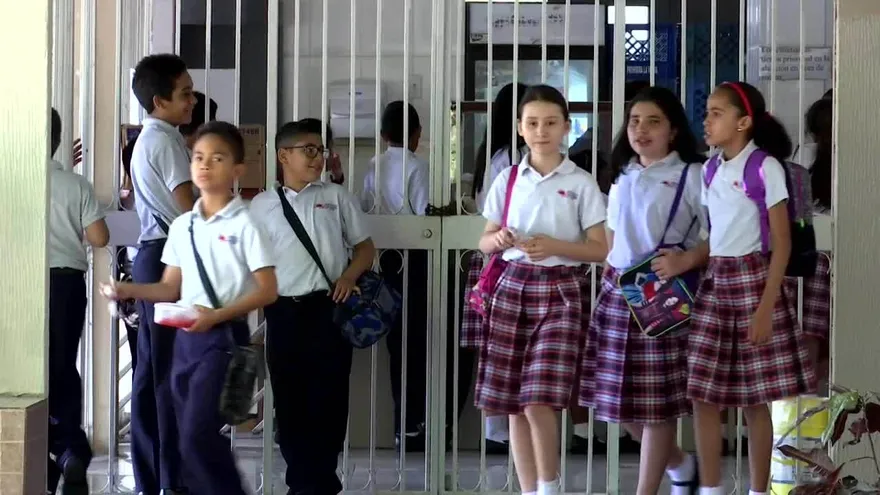 Escuelas privadas: El sacrificio de muchos padres por sus hijos