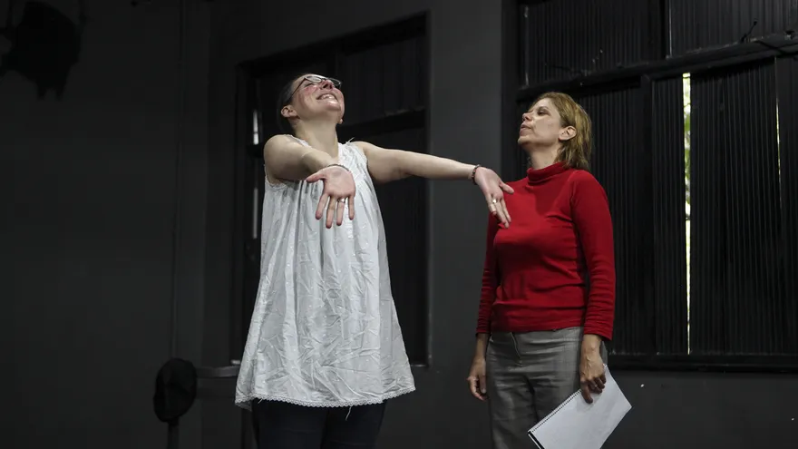 Fotografía del 26 de mayo de 2016 de la profesora de la Universidad de Michigan Ashley Lucas (i) en un ensayo de su obra "Doin' Time: Through the Visiting Glass" (El visitante atrás de las rejas) en Río de Janeiro (Brasil)