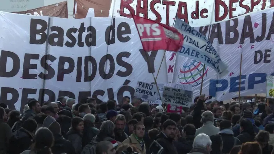 Miles se manifiestan por cierre de planta argentina de Pepsico