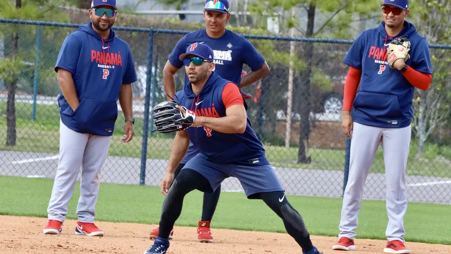 José Caballero (al frente) durante el entrenamiento de Panamá en el George Steinbrenner Field de Tampa