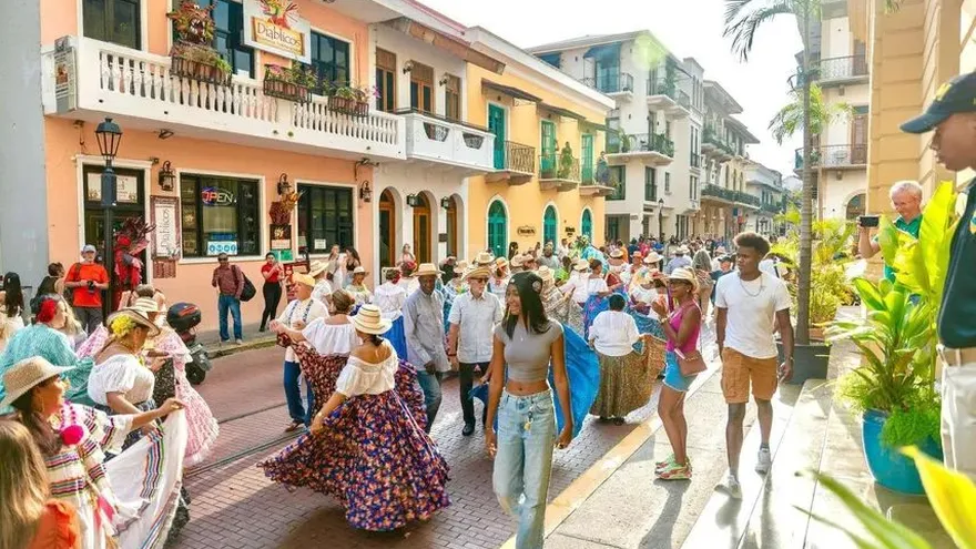 Actividad del Casco Peatonal en el área de Casco Antiguo de la Ciudad de Panamá.
