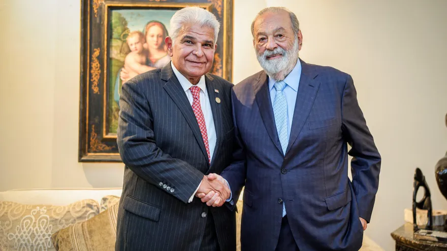 Carlos Slim, empresario mexicano junto al presidente de Panamá José Raúl Mulino