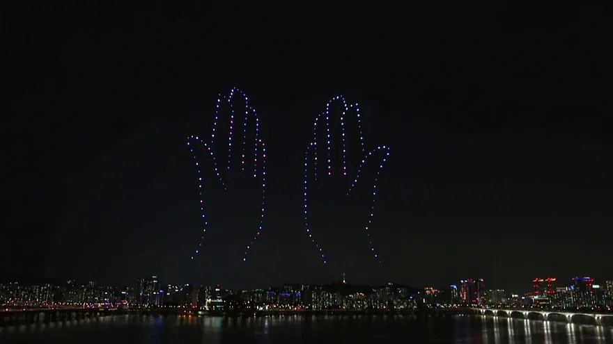 Cientos de drones en el cielo de Seúl para concientizar sobre coronavirus