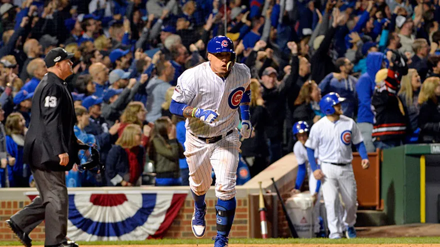 Javier Báez sale del plato y empieza su recorrido por las bases después del cuadrangular