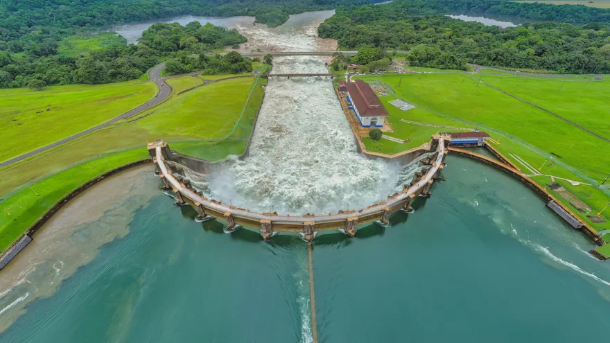 Prueba anual de las compuertas del vertedero de Gatún del Canal de Panamá.