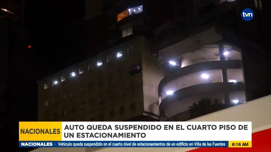 Auto suspendido en estacionamientos de un edificio